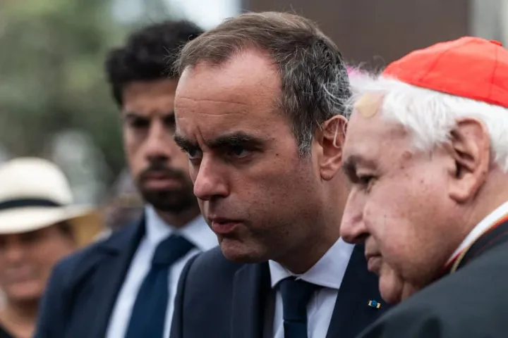 Franța: guvernul fără majoritate și jocul umbrelor de la Paris