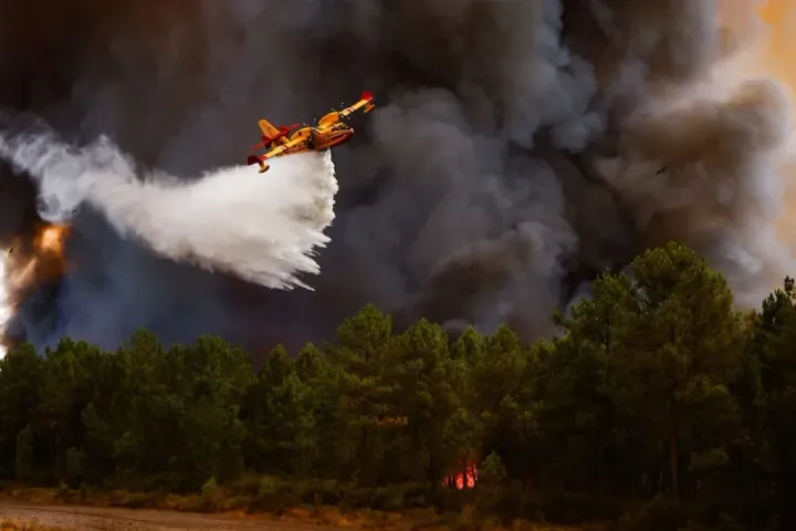 Franța, „țară sub-dotată”: cheamă UE să-i stingă incendiile