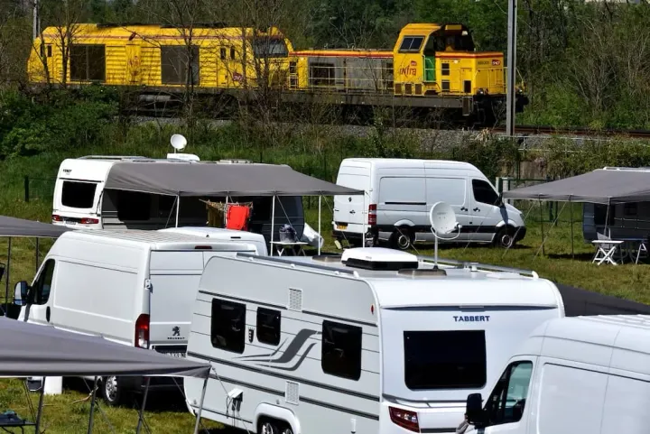 Franța: 280 de caravane ocupă un teren comunal, primarul acuză statul de abandon