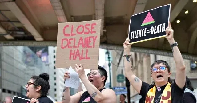 Haos la Newark: Angajații centrului de detenție, terorizați de activiștii „Abolish ICE”