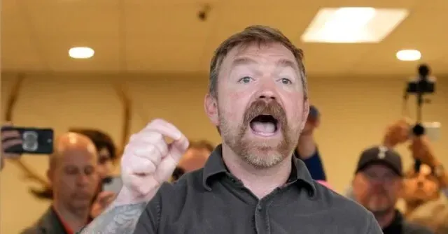 Scandal și radicalism în Maine: candidatul democrat se retrage proferând „F*ck ICE”