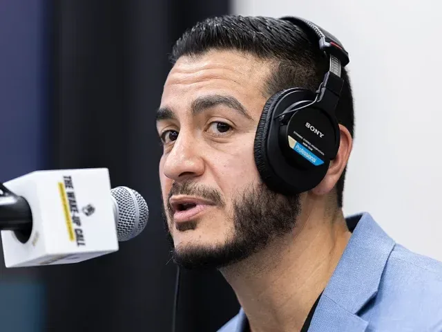 Candidatul democrat din Michigan promovează cartea care justifică violența și desființează poliția