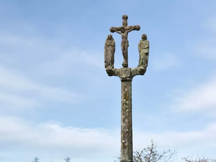 Franța: un calvar medieval, scos de pe domeniul public în numele laicității