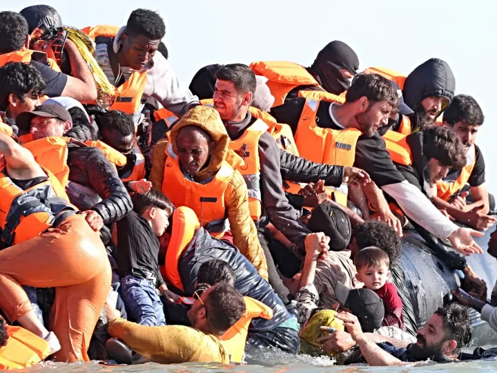 Record: 230 de migranți într-o singură barcă, în Canalul Mânecii