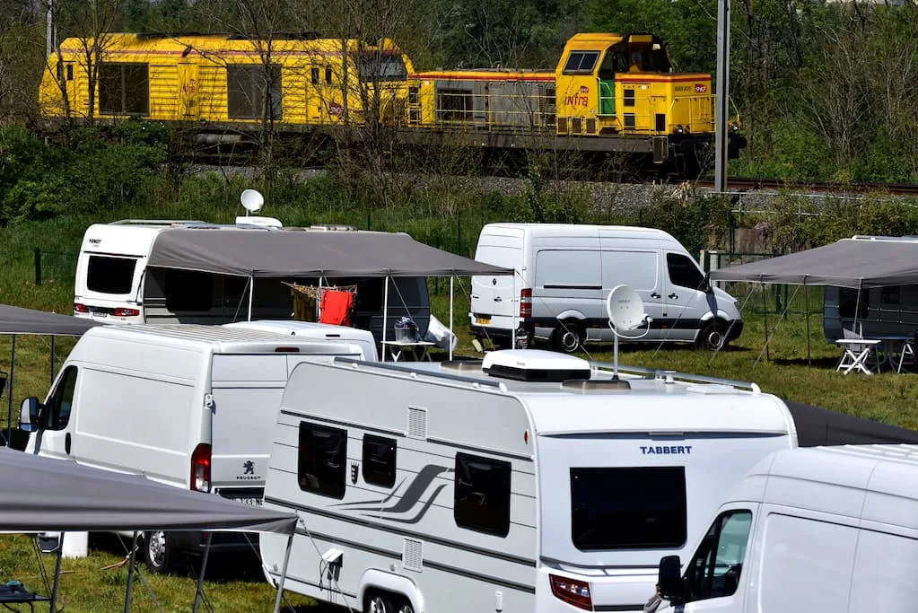 Franța: 280 de caravane ocupă un teren comunal, primarul acuză statul de abandon