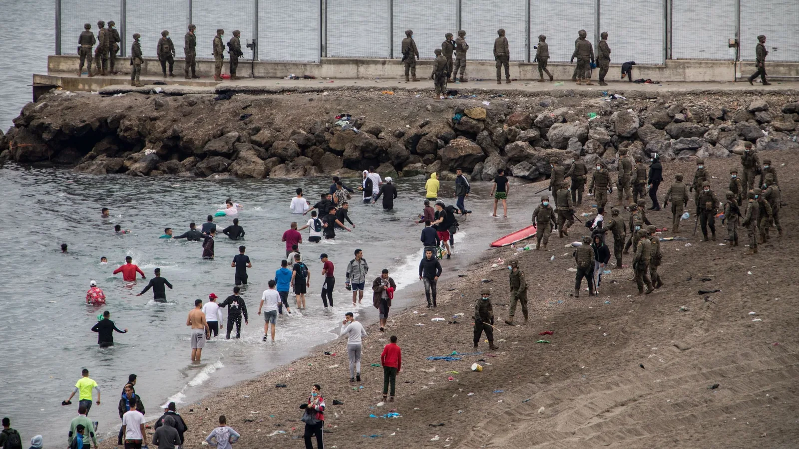 Criza de la Ceuta: 60.000 de migranți într-un oraș de 83.000 de locuitori. Semnalul de alarmă pentru Europa