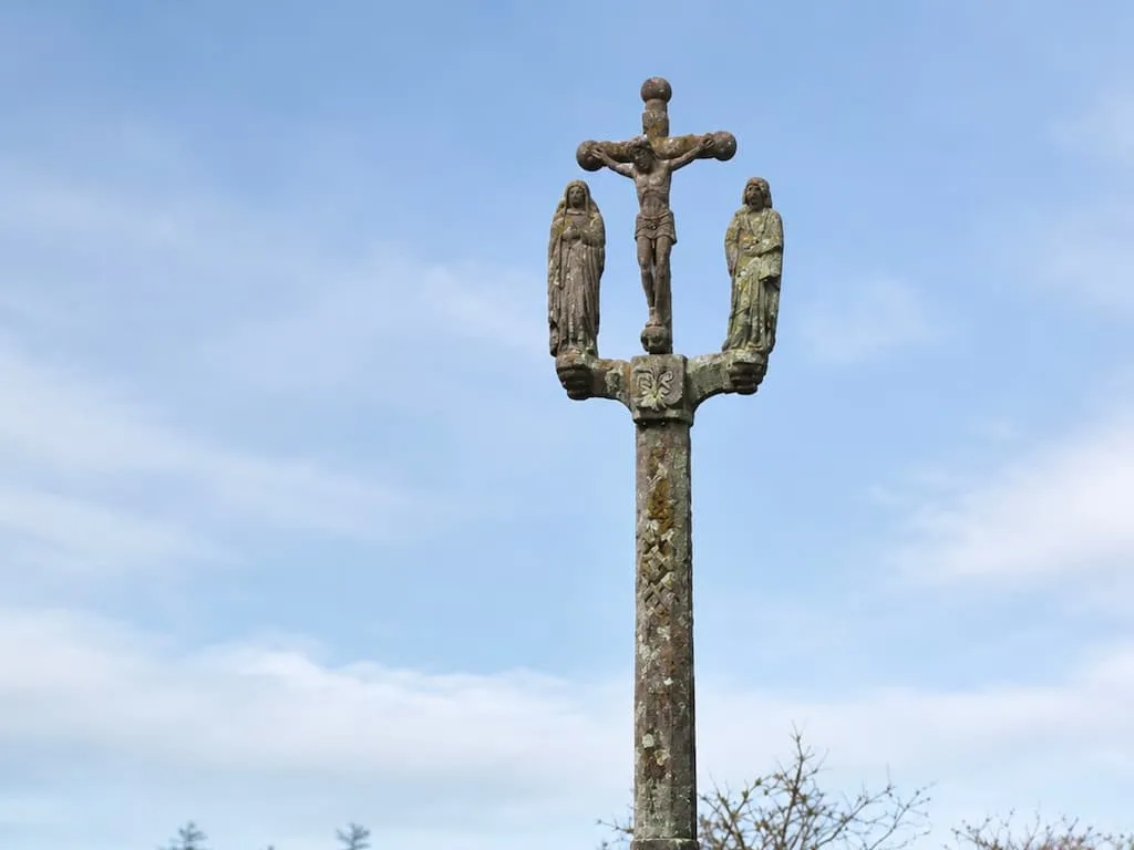 Franța: un calvar medieval, scos de pe domeniul public în numele laicității
