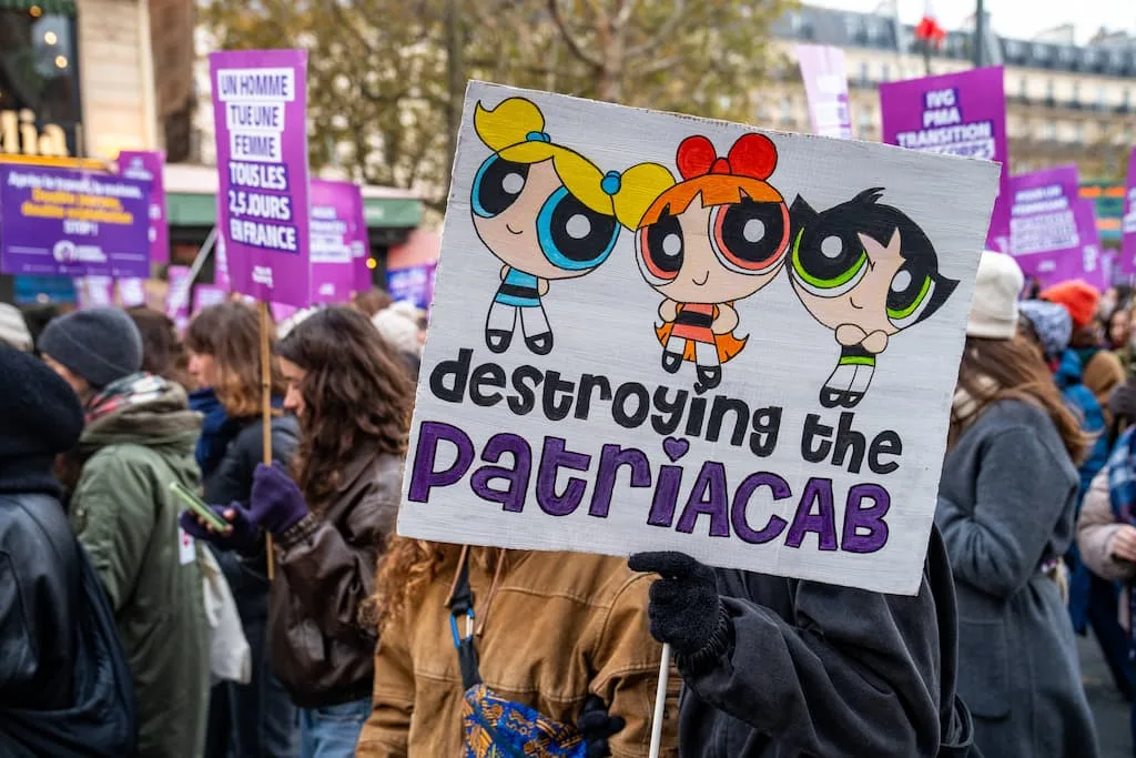 Franța vânează masculiniștii: între justiție și război cultural