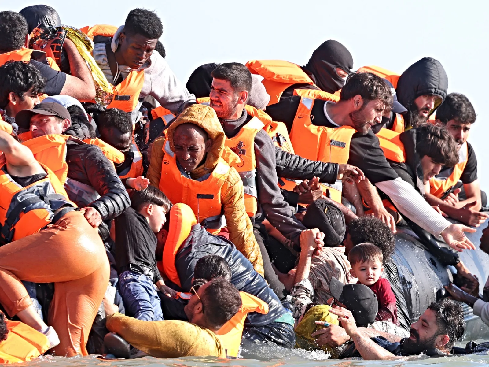 Record: 230 de migranți într-o singură barcă, în Canalul Mânecii